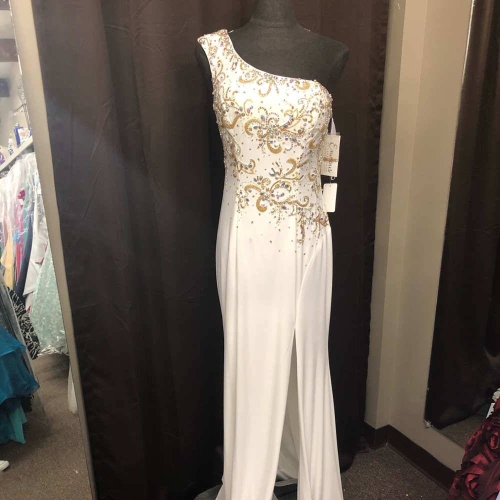 - Wow $279 last reduction One Shoulder Formal Gown White Size 2 need sales